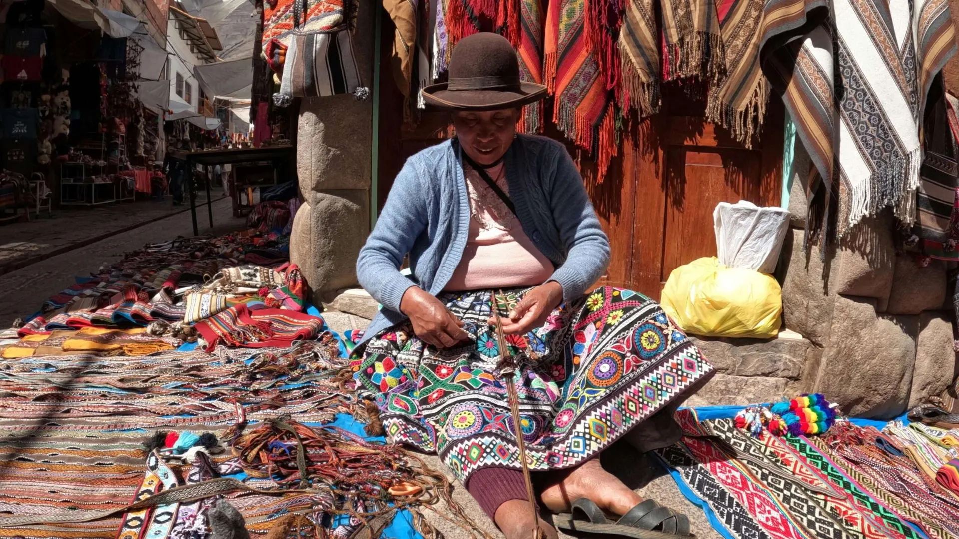 Cusco-mercado-artesano-trabajando-en-tejidos-andinos