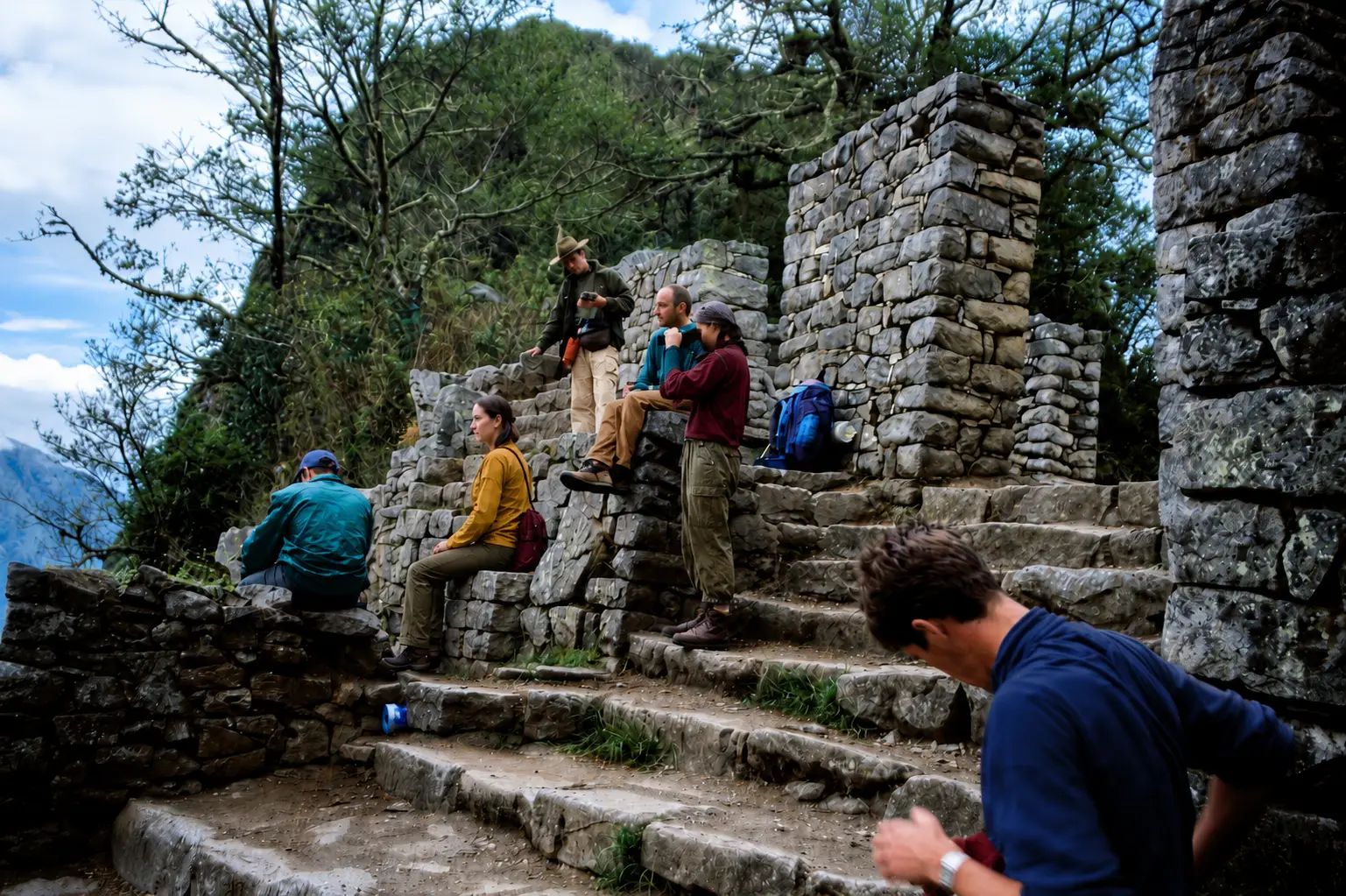 Excursionistas llegando a la Puerta del Sol (Inti Punku) tras completar el Camino Inca.