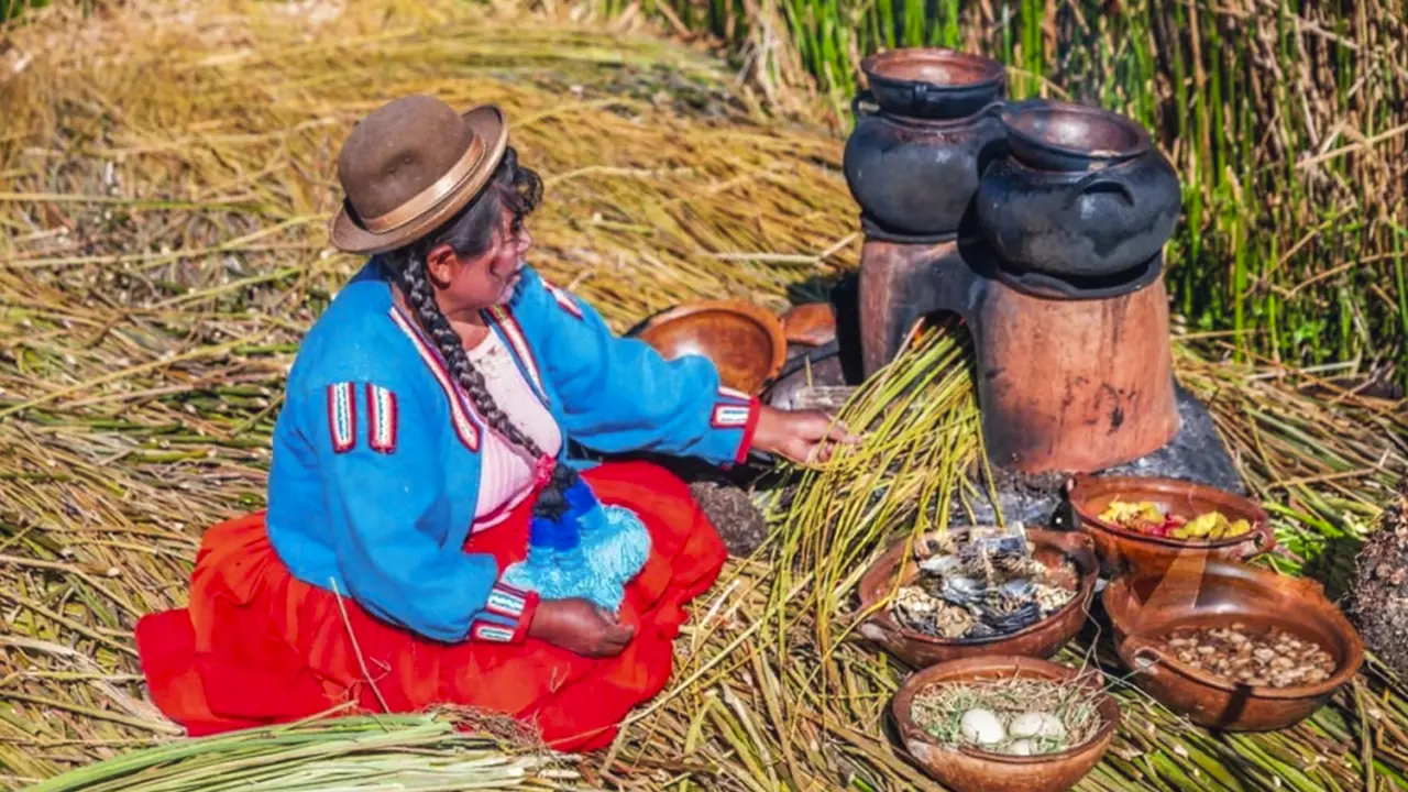 Mujer de la isla de Uros cocinando