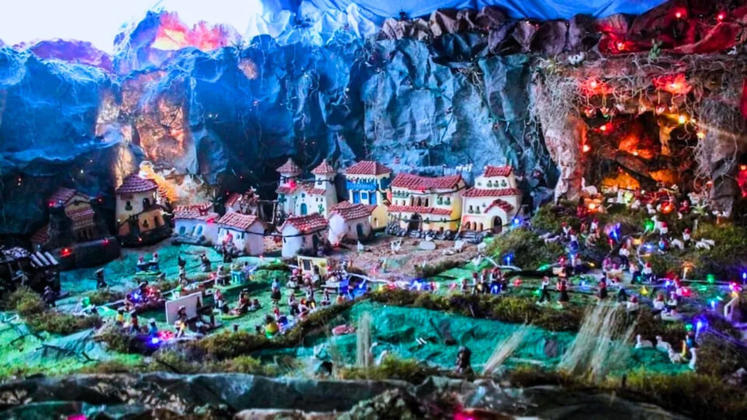 Nativity scenes with pieces from Santurantikuy