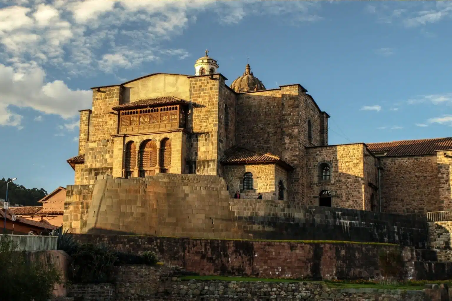 Qorikancha at Sunset Qorikancha al atardecer con muros incas