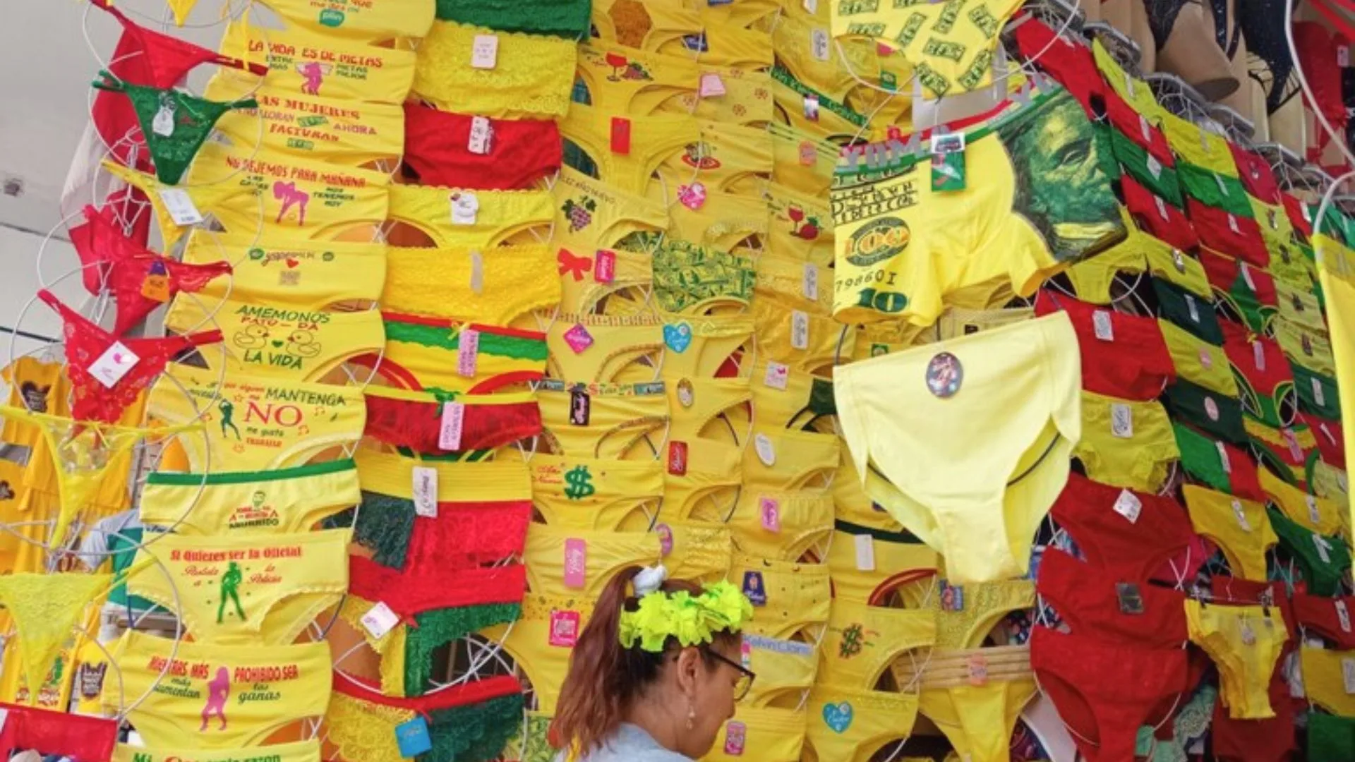 Ropa interior amarilla