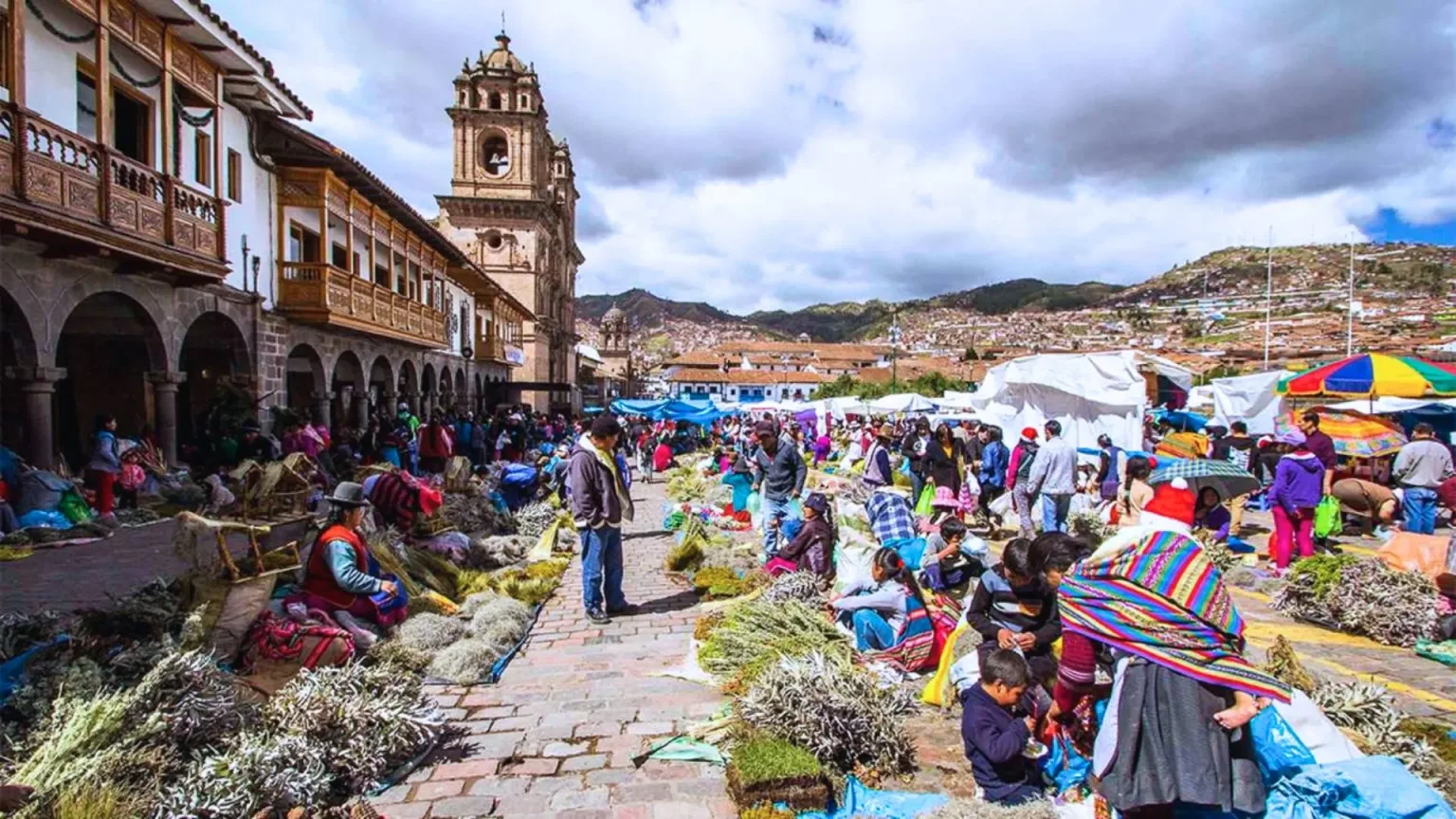 Santurantiyku in the Plaza de Armas