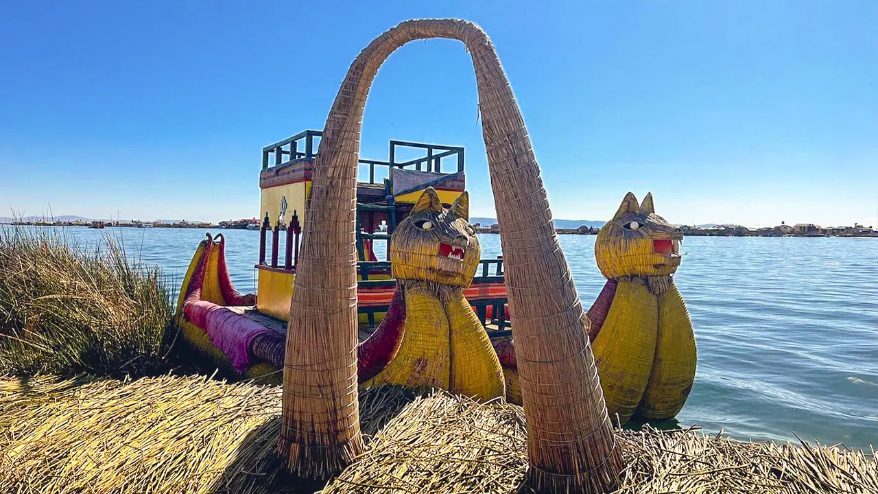 Bote de totora en la isla de Uros