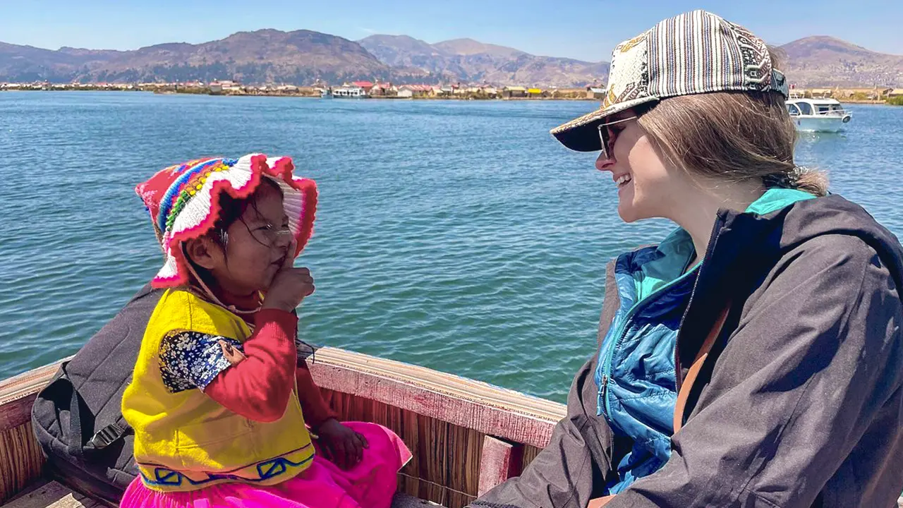 Turista y niña de uros en la isla