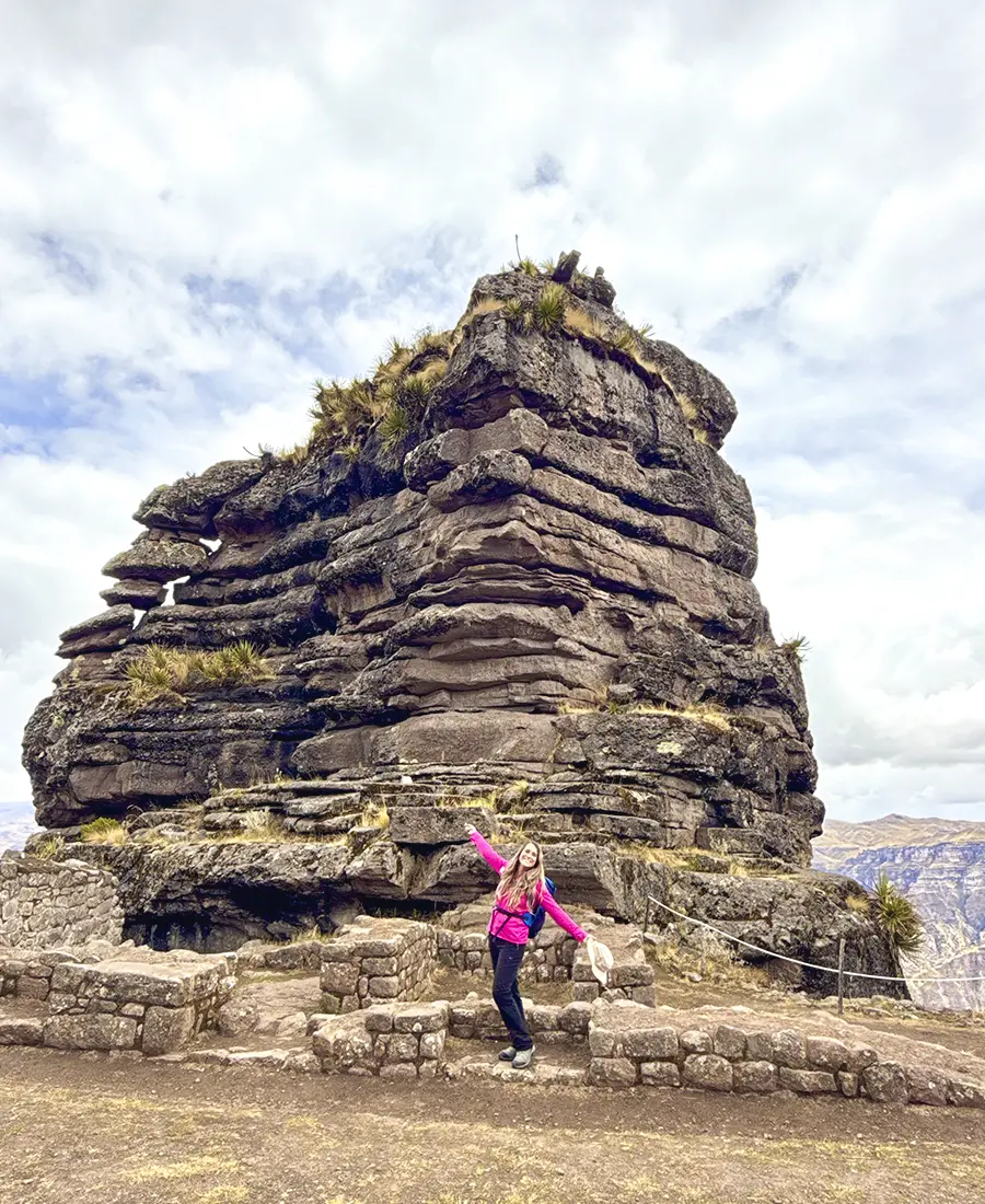 Turista en la ruta a Waqrapukara desde Santa Lucía