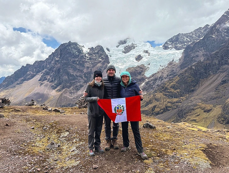Vista desde el Abra del Cóndor, el punto más alto del tour Lares Trek 4 días 3 noches, rodeado de montañas nevadas y paisajes andinos en Cusco, Perú