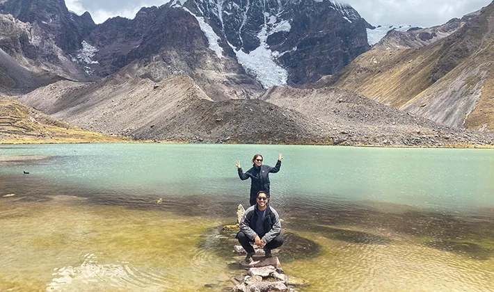Ausangate Trek 3 días con Uros Expeditions, caminata por lagunas color turquesa y montañas sagradas del Cusco