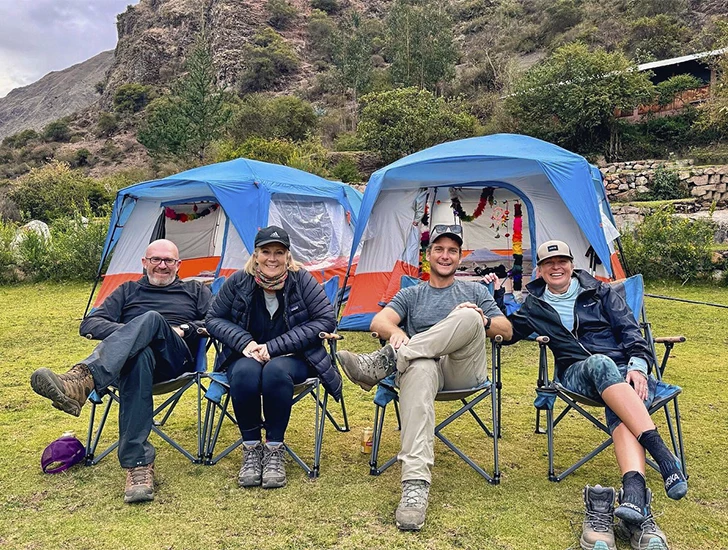 Bancas portátiles en el campamento del Camino Inca Lujo 5 días 4 noches, ofreciendo comodidad y descanso durante la experiencia de trekking premium en Cusco, Perú