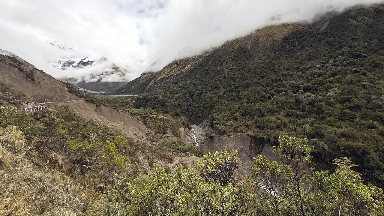 Hermosa ruta antes de llegar a Waqrapukara