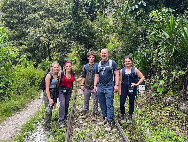caminata-a-aguas-calientes-dia-4-salkantay-trek-5-dias-4-noches