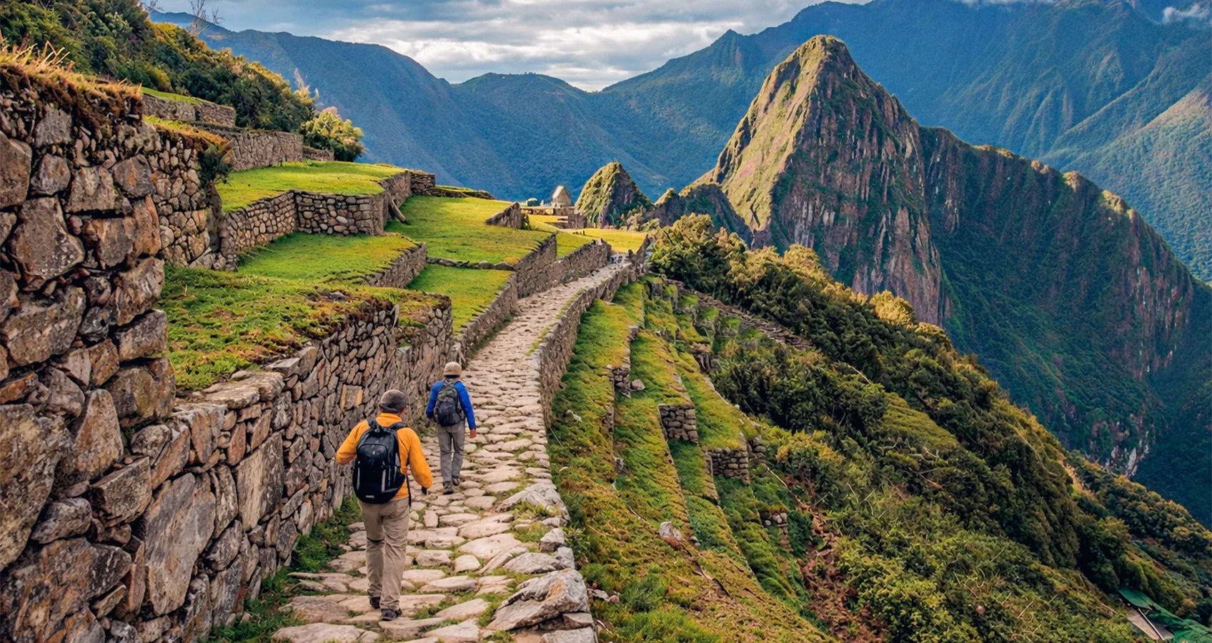 Trekkeros llegando a Machu Picchu después de cuatro días de caminata por el Camino Inca clásico