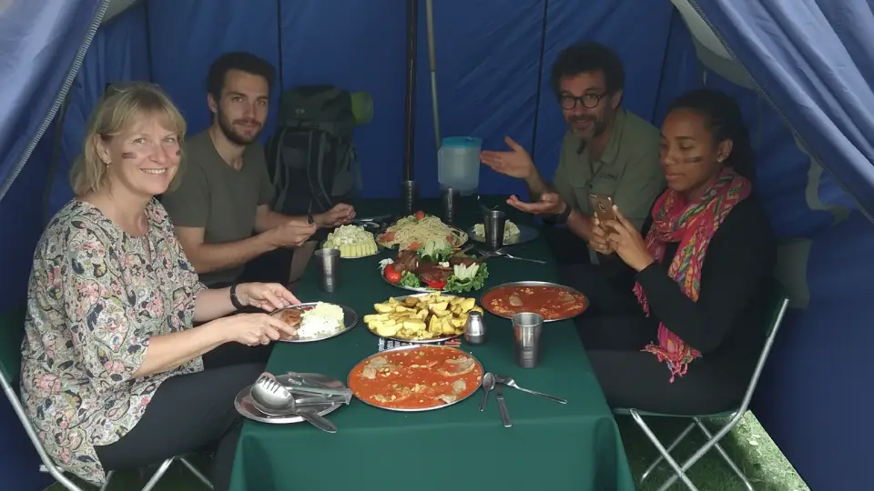 Turistas disfrutando del almuerzo durante el Camino Inca