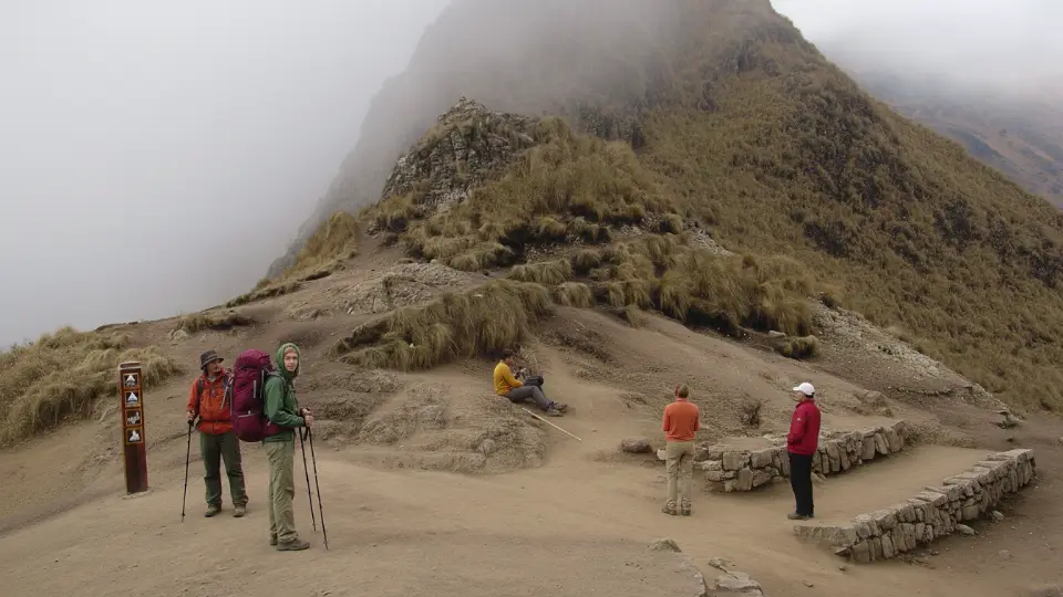 Paso mas alto del Camino Inca Warmi huañusca, donde los turistas se dan un descanso antes de continuar