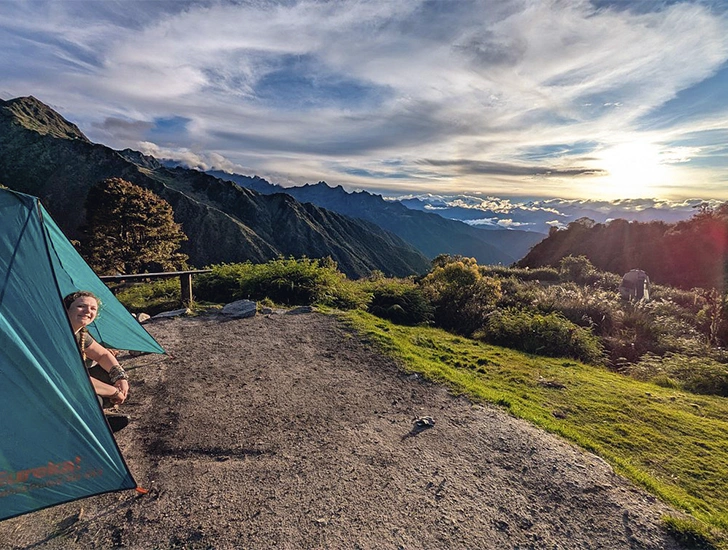 Campamento en Phuyupatamarca durante el tercer día del Camino Inca 4 días 3 noches hacia Machu Picchu, con vistas panorámicas de los Andes y un entorno natural impresionante en Cusco, Perú