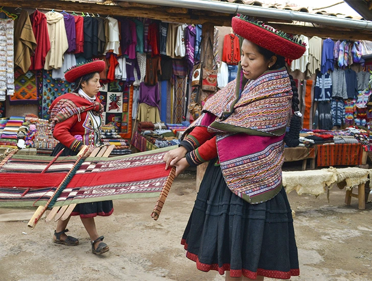 Chinchero, pueblo de tejedores incas en el Valle Sagrado, tour de un día con Uros Expeditions para conocer tradiciones ancestrales