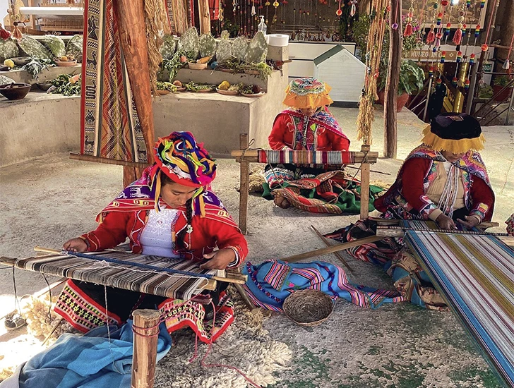 chinchero-weavers-town-one-day-sacred-valley-tour-uros-expeditions