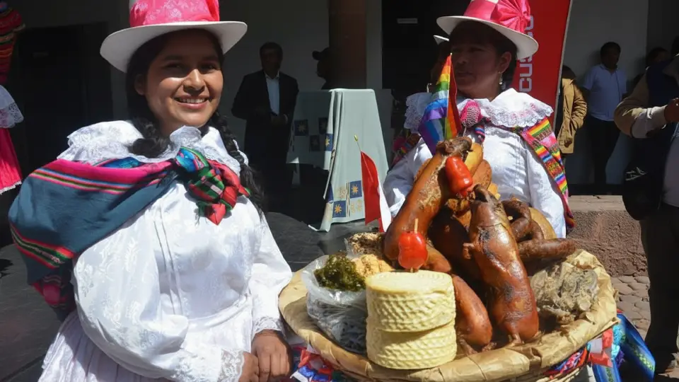 Chiriucheras cusqueñas vendiendo el chiriuchu en las calles cusqueñas