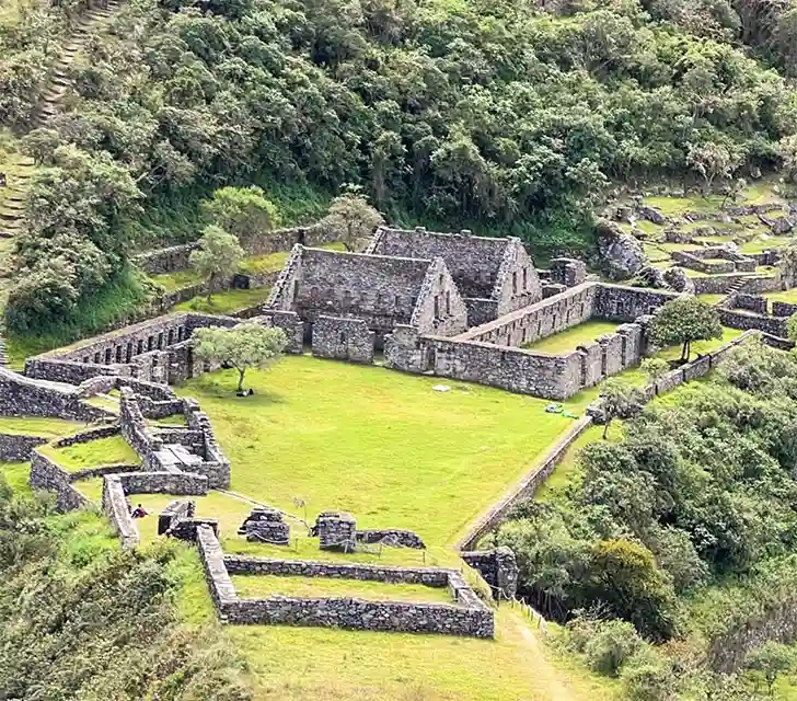 Choquequirao Trek 5 days with Uros Expeditions, hike to the lost city of the Incas among deep valleys and high mountains.