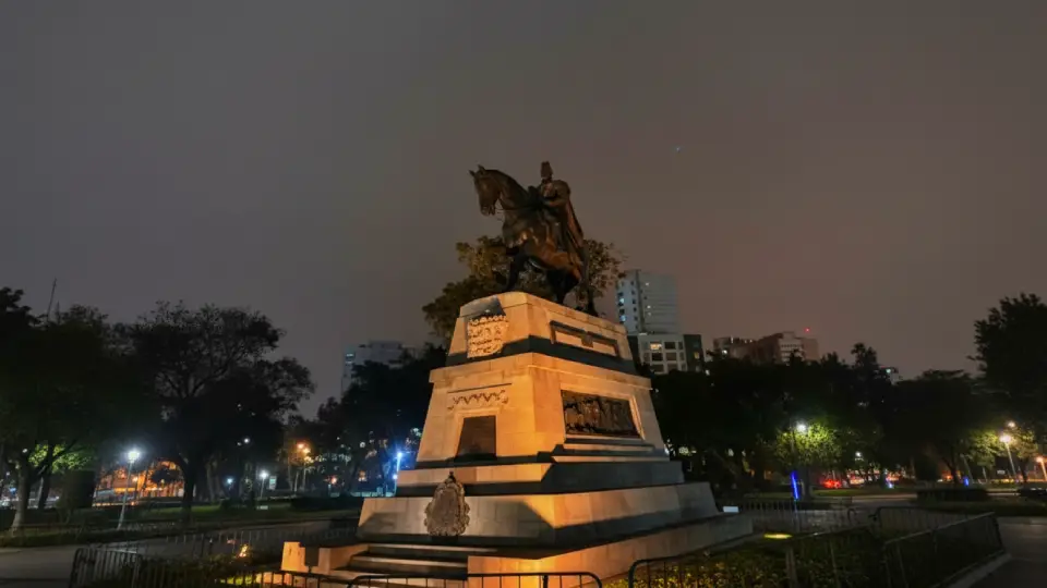 Marshal Sucre monument in the Magic Water Circuit in Lima at night