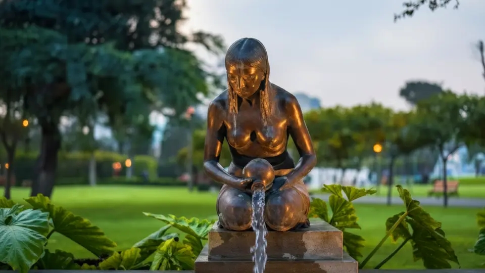 Photograph of the bronze monument commemorating Indigenous women, credits to its author.