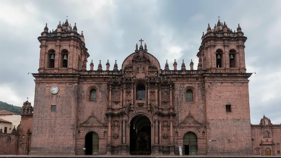 Catedral del Cusco durante la realizacion de misa por las mañanas