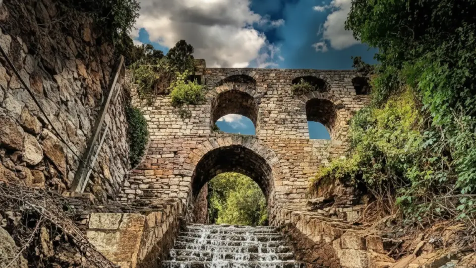 Sapantiana colonial aqueduct ideal for taking free photos