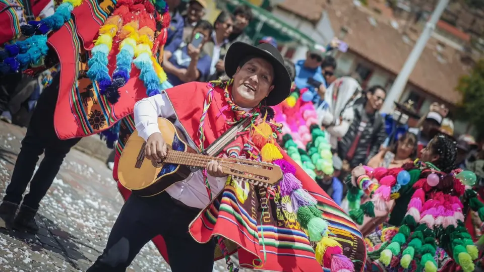 danzas y musica en las calles de Cusco