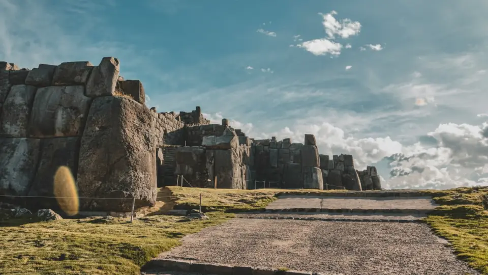 Muros de piedra en Sacsaywaman en forma de zigzag