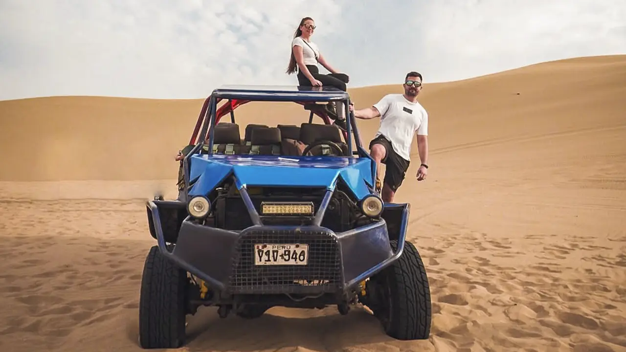 Turistas en las dunas de Huacachina