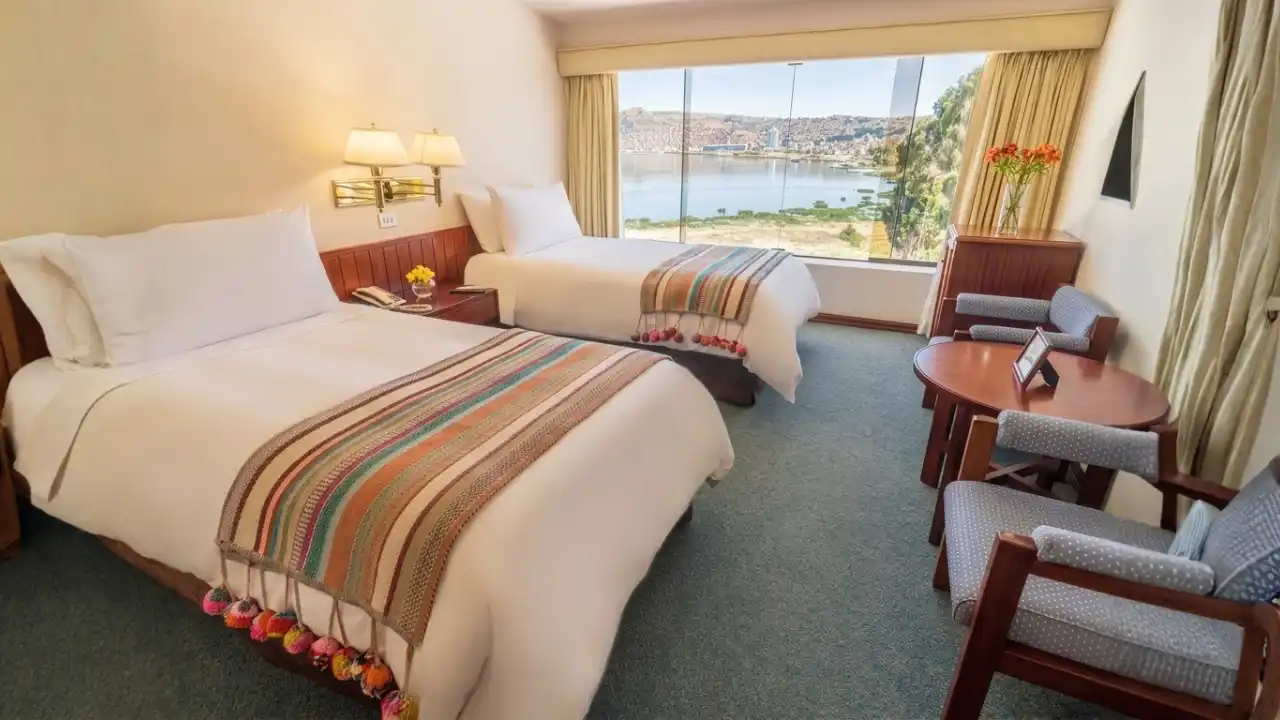 Double room with lake view.