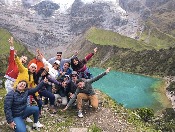 grupo-de-turistas-en-laguna-humantay-cusco