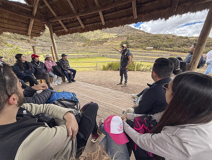 guia-turistico-explicando-en-tipon-valle-sur-cusco-tour