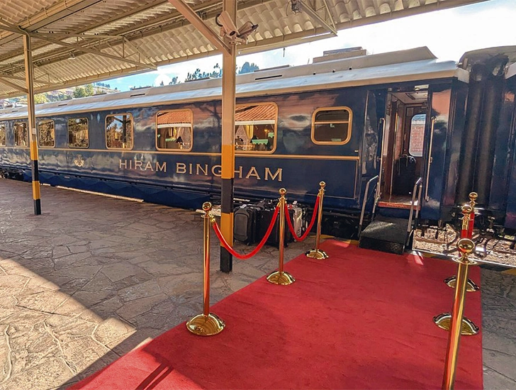 Tren Hiram Bingham de lujo rumbo a Machu Picchu con servicio exclusivo y vistas espectaculares