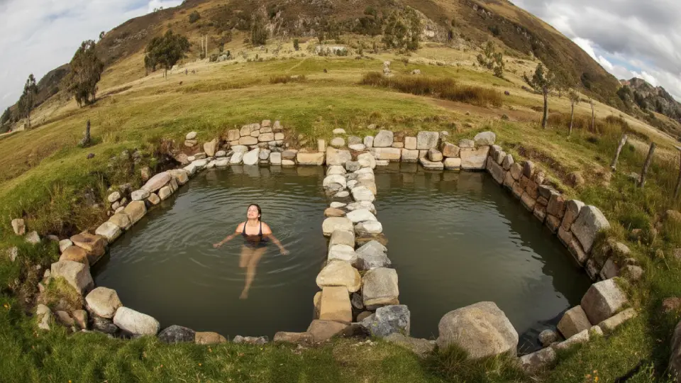 Turista disfrutando de las aguas termales en Baños del Inca en Huánuco Perú