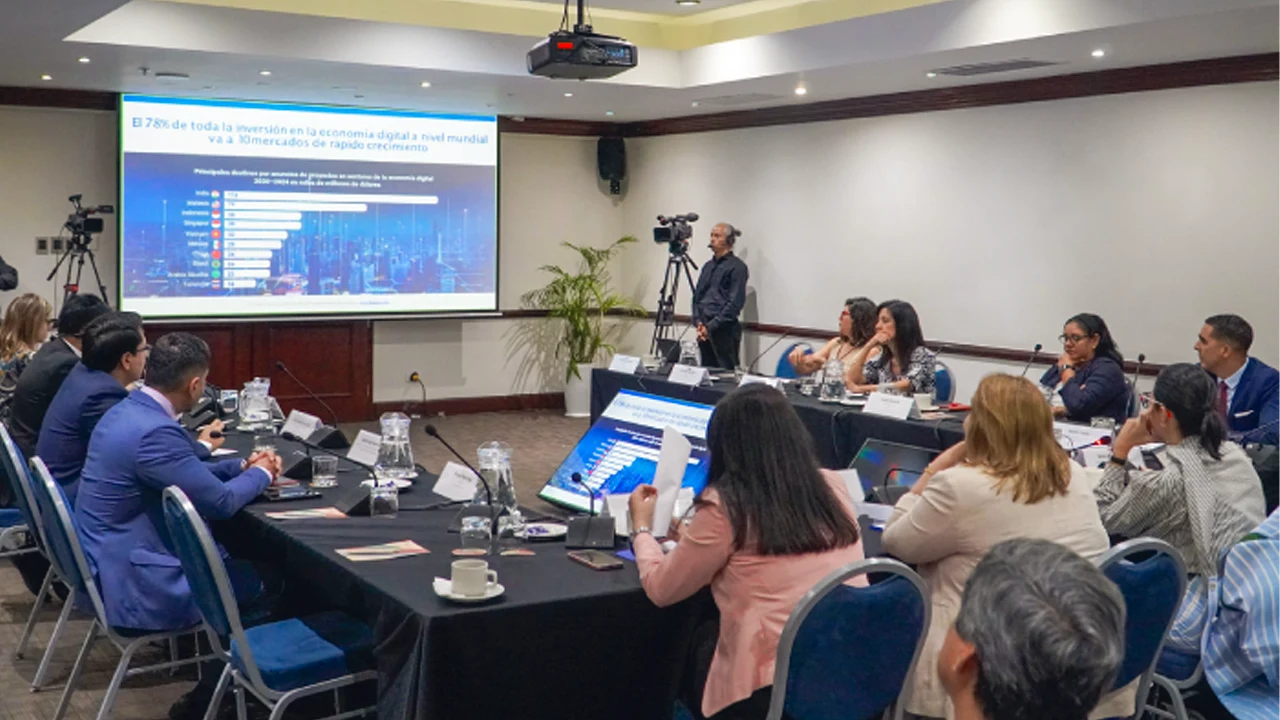 Illustration of artificial intelligence applied to tourism in Peru promoted by the Ministry of Foreign Trade and Tourism.