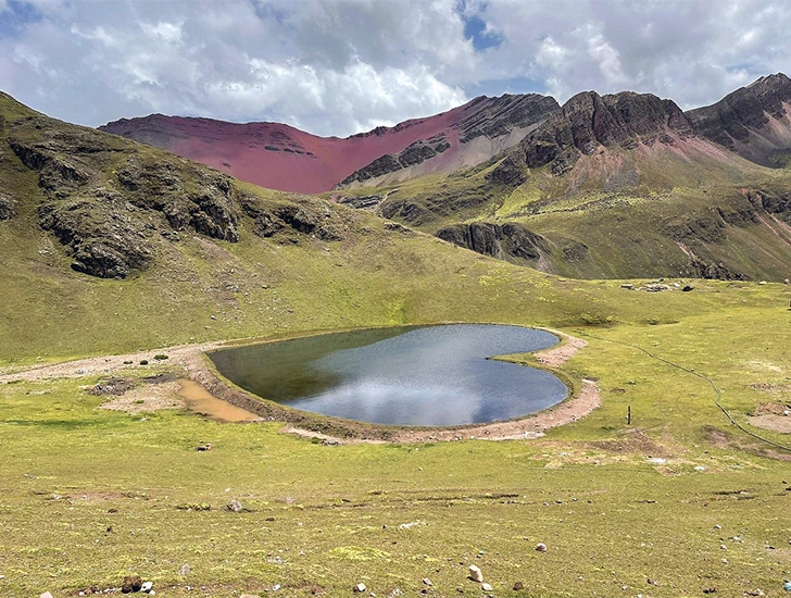 laguna-en-forma-de-corazon-camino-a-la-montana-de-colores-cusco