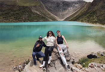 Tour Laguna Humantay Full Day con Uros Expeditions, caminata a una laguna de aguas turquesas rodeada de montañas nevadas