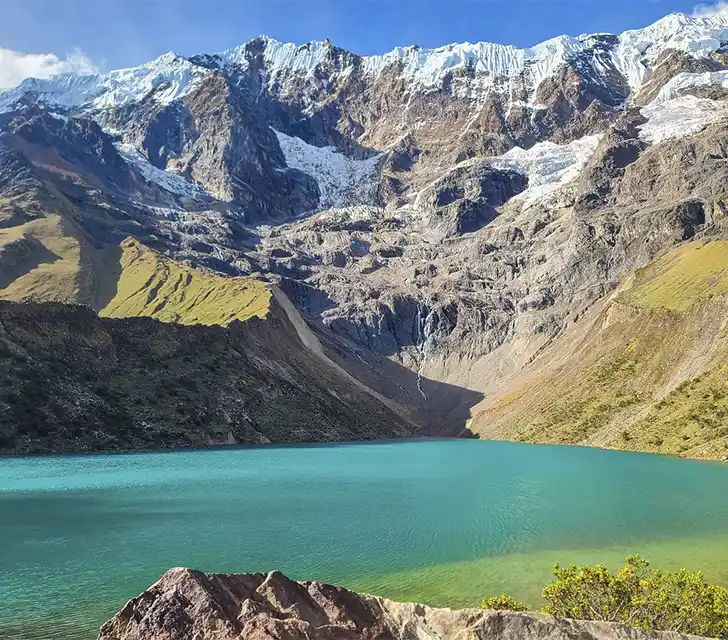 Tour Laguna Humantay Full Day con Uros Expeditions, caminata a una laguna de aguas turquesas rodeada de montañas nevadas