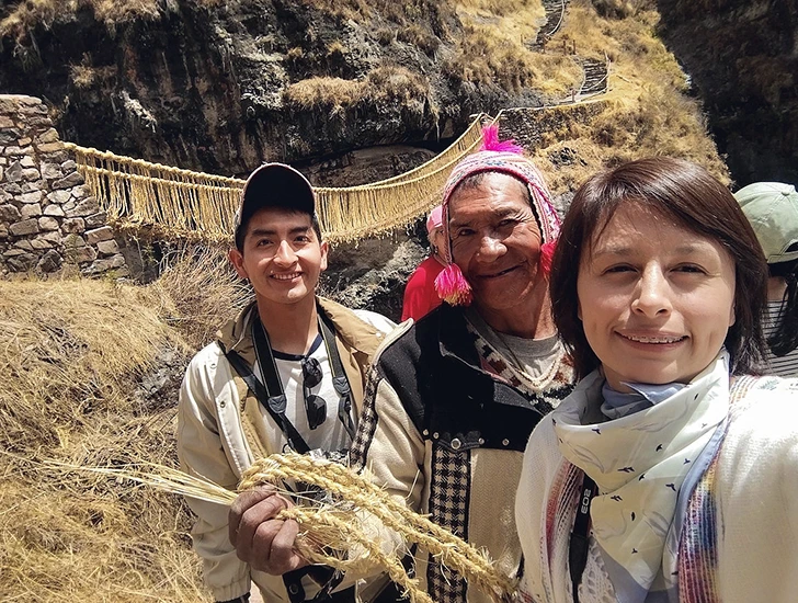 locals-weaving-the-qeswachaka-bridge-cusco-peru