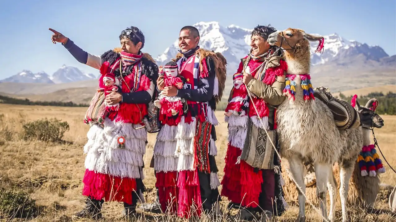 Peregrinos y danzantes participan en la festividad del Señor de Qoyllur Rit'i en Cusco