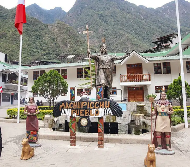 Tour de 2 días a Machu Picchu en tren con Uros Expeditions, recorrido completo con viaje panorámico y visita guiada a la ciudadela inca