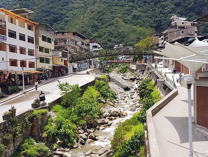 machu-picchu-town-uros-expeditions (2)