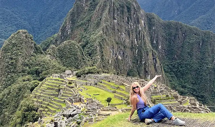 Turista en Machupicchu, tour valle sagrado y machupicchu 2 dias 1 noche