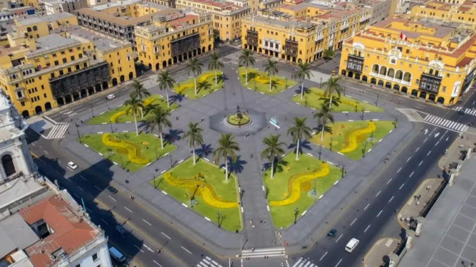 Photograph of Lima’s Main Square in Perú