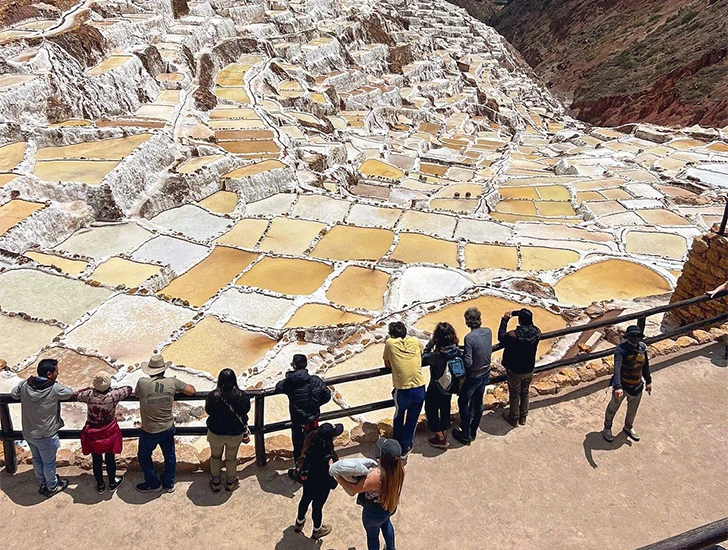 Tour por el Valle Sagrado de los Incas visitando Maras, Moray y Chinchero con Uros Expeditions, paisajes andinos y sitios arqueológicos únicos