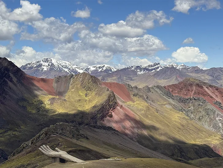 Montaña de Colores Vinicunca en el tour Cusco 6 días con Uros Expeditions, caminata a uno de los paisajes más famosos del Perú