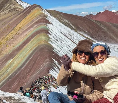 Paisaje multicolor de la Montaña de Colores Vinicunca, uno de los destinos más impresionantes del tour Perú 7 días 6 noches.