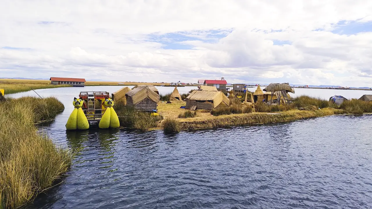Vista panoramica de isla flotante de uros en Peru