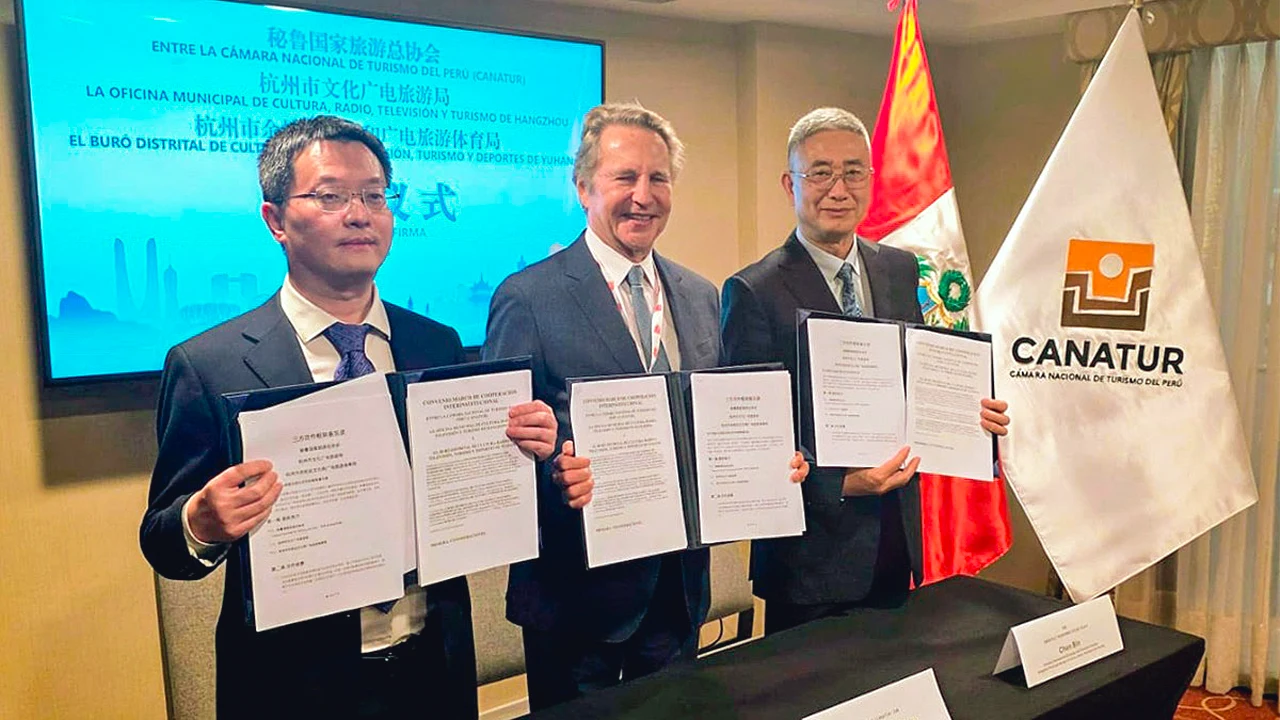 Representatives from Peru and China sign a tourism agreement during Peru Travel Mart 2026.